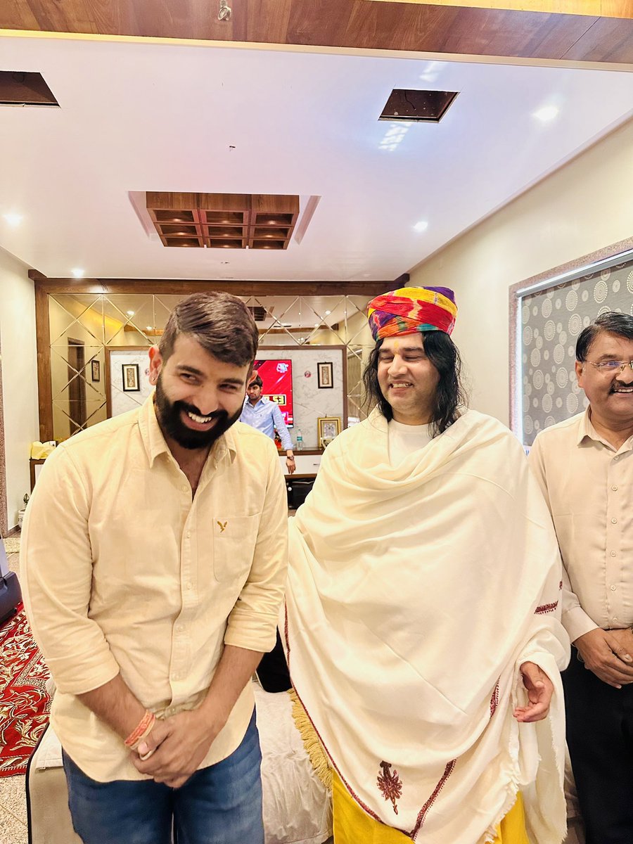 NRS_Rathore's tweet photo. सुप्रसिद्ध आध्यात्मिक शिक्षक एवं धार्मिक कथावाचक श्री @ShriDevkinandan ठाकुर जी महाराज से फियावड़ी, राजसमंद में आयोजित श्रीमद् भागवत कथा के दौरान भेंट कर आशीर्वाद लिया। 

#DevkinandanThakurJi 
#Rajsamand
#Rajasthan 
#bhagwatkatha https://t.co/BZrXoseIAV