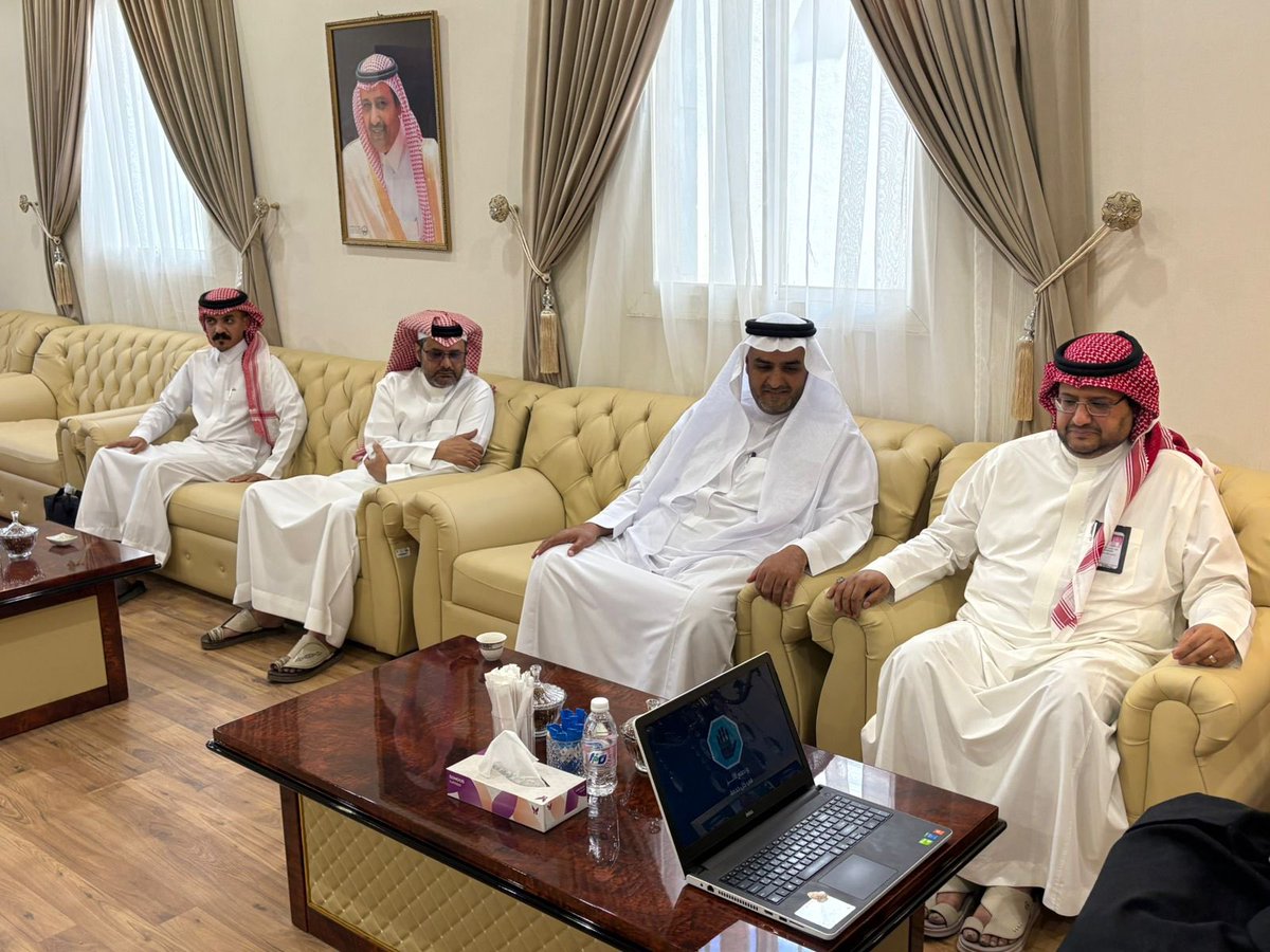 دشّن سعادة محافظ #المندق الأستاذ/ قاسم بن سعيد آل محسن الهوية البصرية الجديدة لجمعية البر والخدمات الاجتماعية ببرحرح، وذلك بحضور رئيس مركز برحرح الأستاذ/فؤاد حسن الزهراني، ورئيس الجمعية الأستاذ/ عبدالله دوس. ويأتي تدشين الهوية خطوة لتعزيز جودة خدمات الجمعية ورفع أثرها في المجتمع.