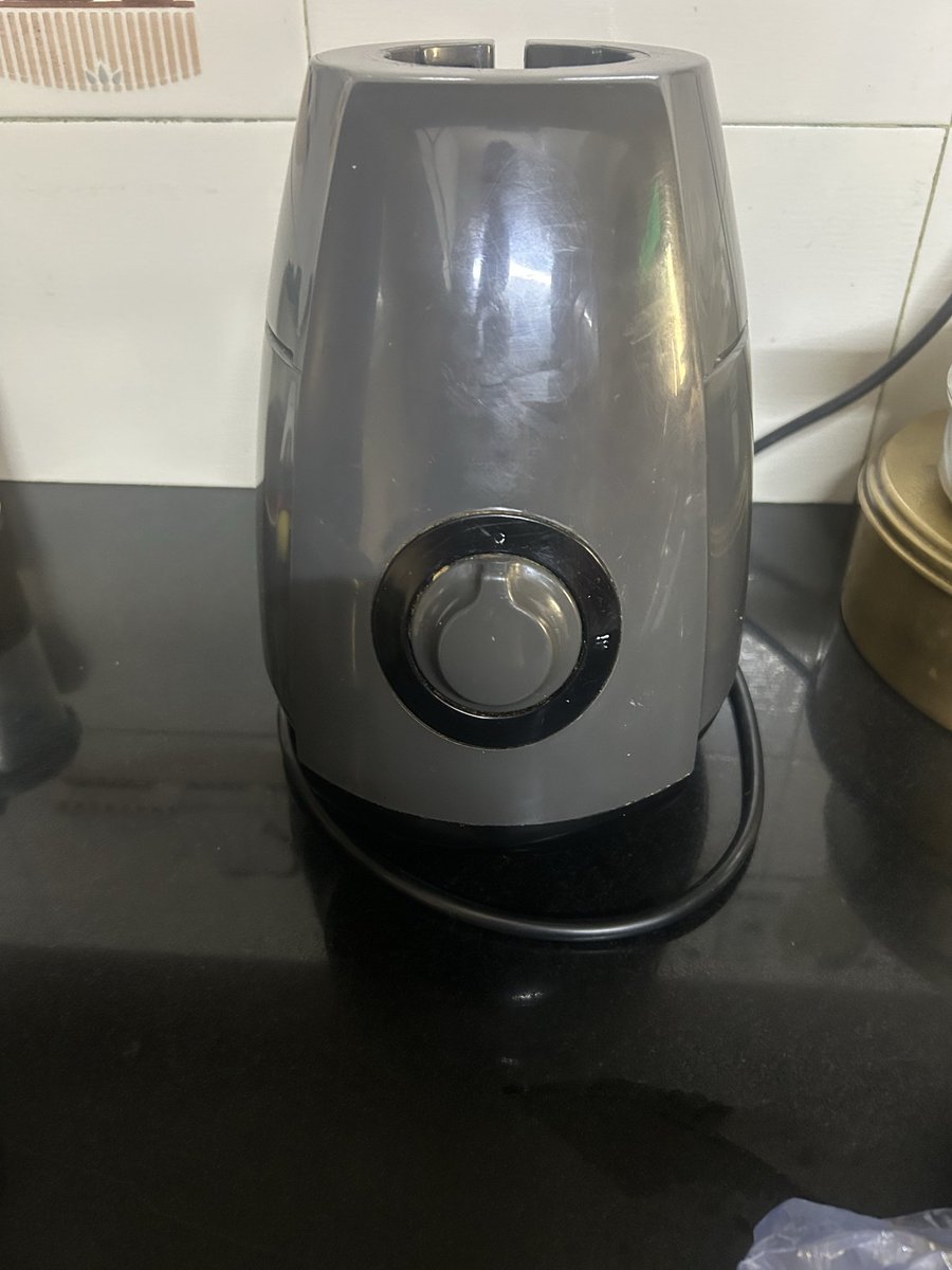 kevalkss3's tweet photo. the main machine ( photo attached)The QR code doesn’t specify anything. Please let me know whether it is genuine or duplicate https://t.co/4oRHsg9HxS