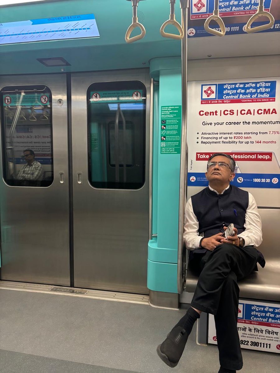 chhavidang's tweet photo. @NSEIndia CEO @ashishchauhan spotted once again today evening at aqua line of mumbai metro. @mumbaimetro03 @AshwiniBhide @Dev_Fadnavis @AshwiniVaishnaw https://t.co/LrzJ3Gxd33