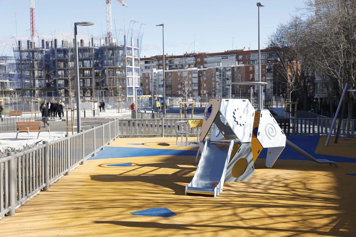 📢 <a href="/JMDSalamanca/">Distrito de Salamanca</a> gana 13.500 m2 de viario público y 470 m2 de zonas verdes 🌳 tras la finalización de las obras de urbanización de Club Santiago

✅ La delegada <a href="/palomagromero/">Paloma García Romero</a> y la concejala <a href="/Cayehdelariva/">Cayetana Hernandez de la Riva</a> han visitado el ámbito 
👉informate.madrid.es/9zh9p1