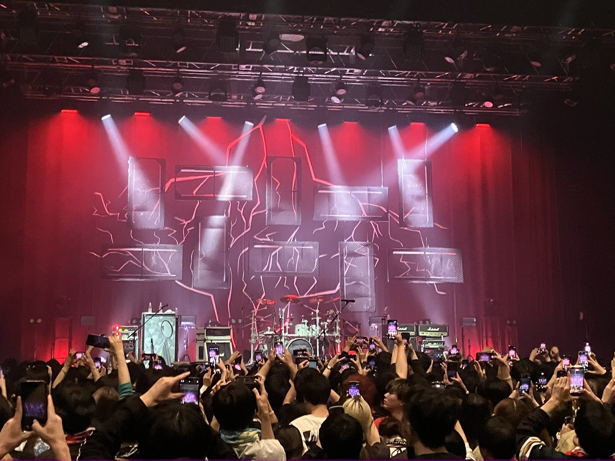 v8ee8v's tweet photo. Zepp名古屋二日目。
余韻がヤバすぎる…
聞きたかった曲が1曲目。
すっごい聞きたかった曲が2曲目。
最後はあの曲で会場がひとつになった。泣いた。

 #オーラル #ERASEtheBORDERTOUR https://t.co/gIcLVwhjdV