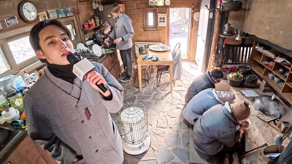 ลูกหมูห้าตัวอยู่ในบ้านปูน