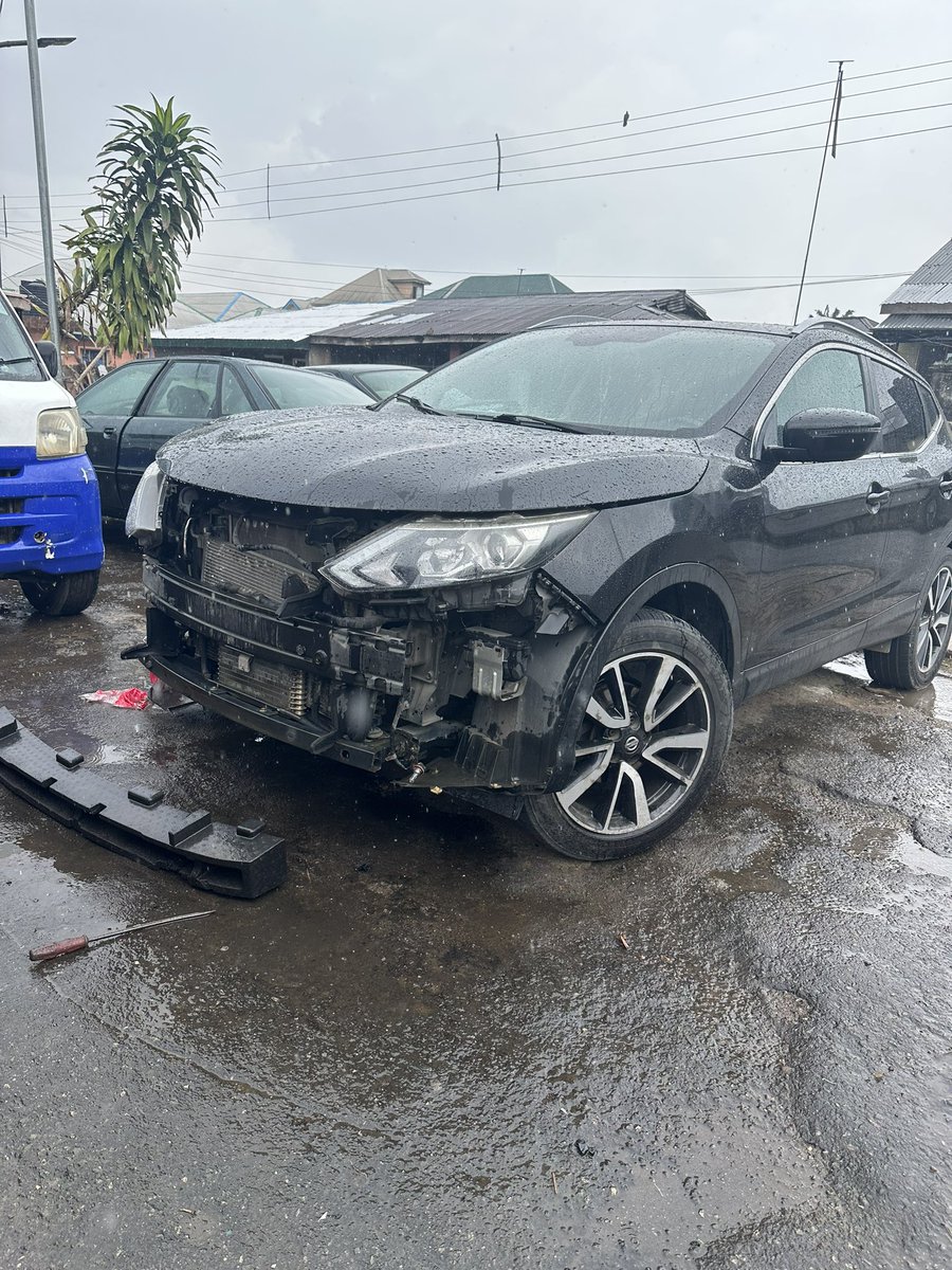 So, I had an accident about two hours ago with a military personnel. I was waiting at the traffic light near Transcorp Calabar to turn left towards the stadium. When the light turned green and I made the turn, my car suddenly started dragging something and crawling forward.