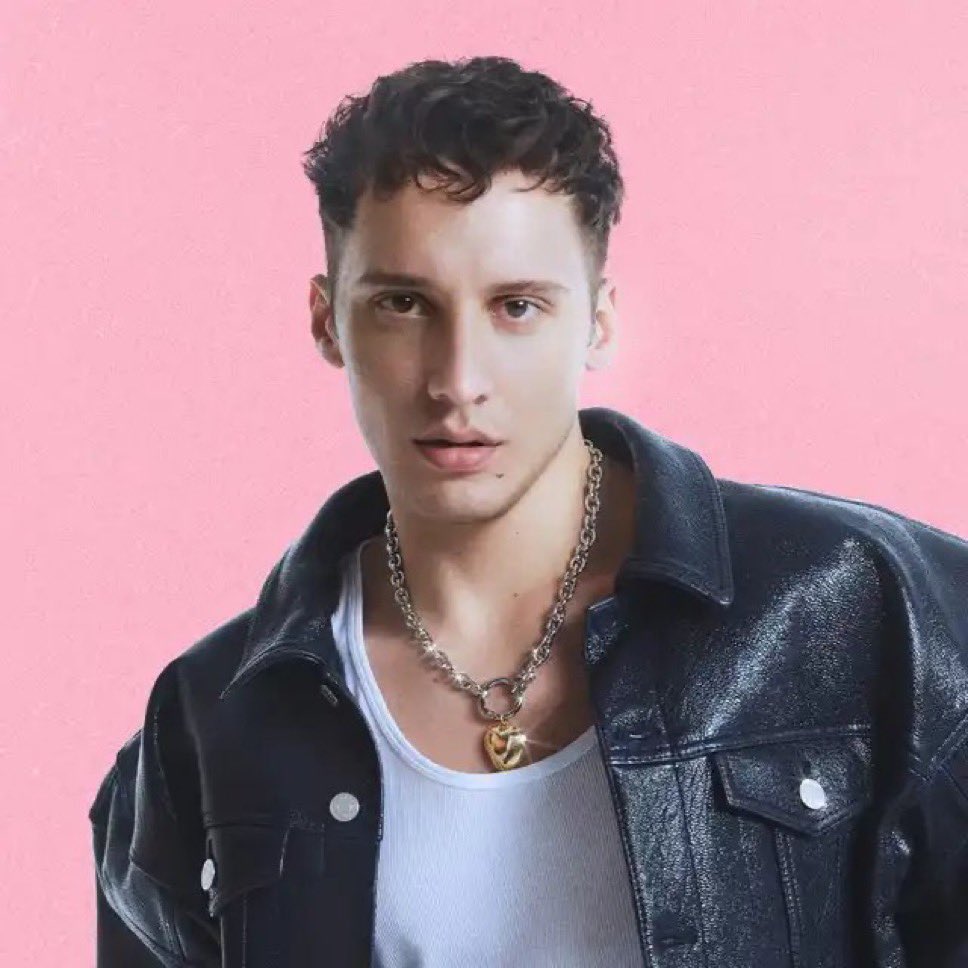 Şarkıcı Edis hakkında yakalama kararı çıkarıldı.

Edis'in dün gece yurt dışına çıktığı öğrenildi.