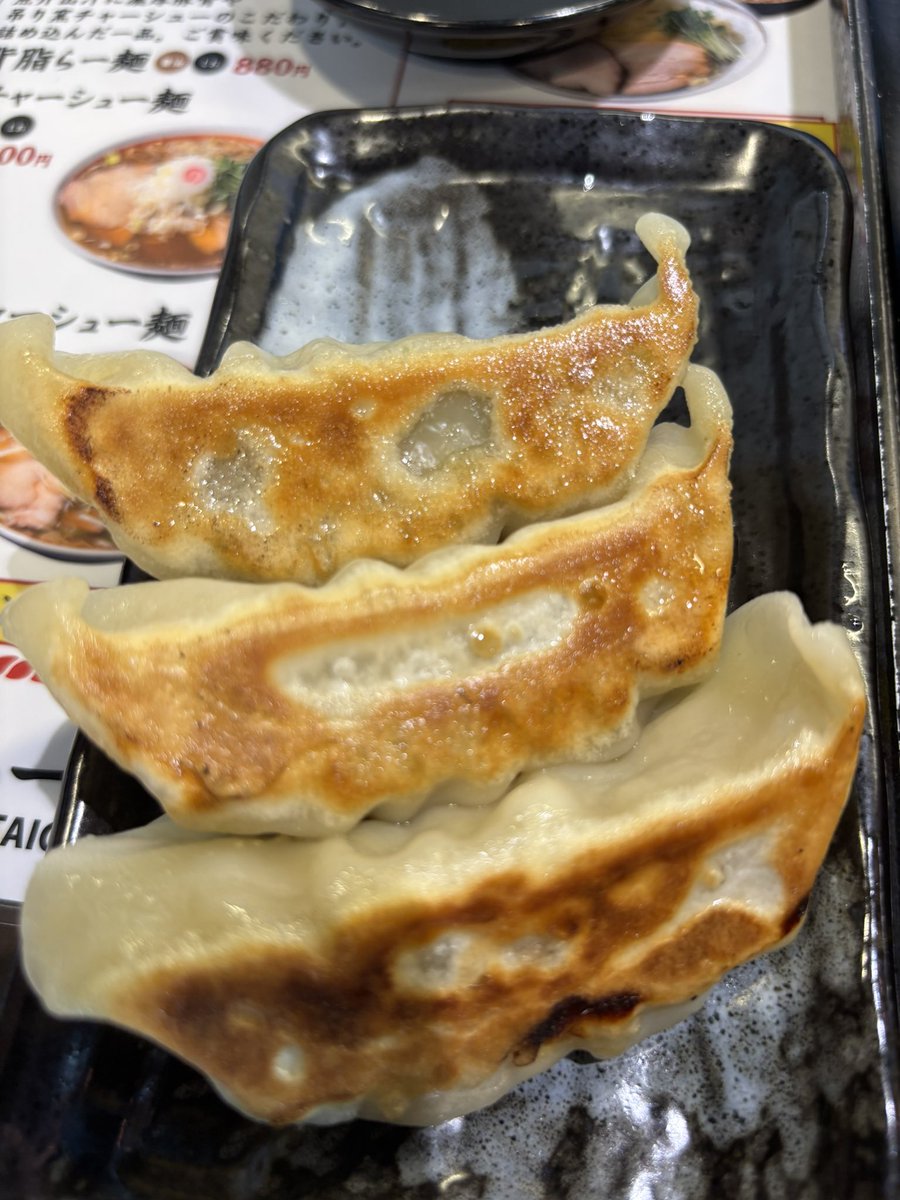rinrinranran10's tweet photo. らーめん大芽@下妻の味玉醤油らーめんフライドオニオントッピングフライドチキンセット餃子。食い過ぎた…けどどれも美味しかったです。特にらーめんは美味しかった🍜また来よう‼️ https://t.co/1nUxqpcVFr