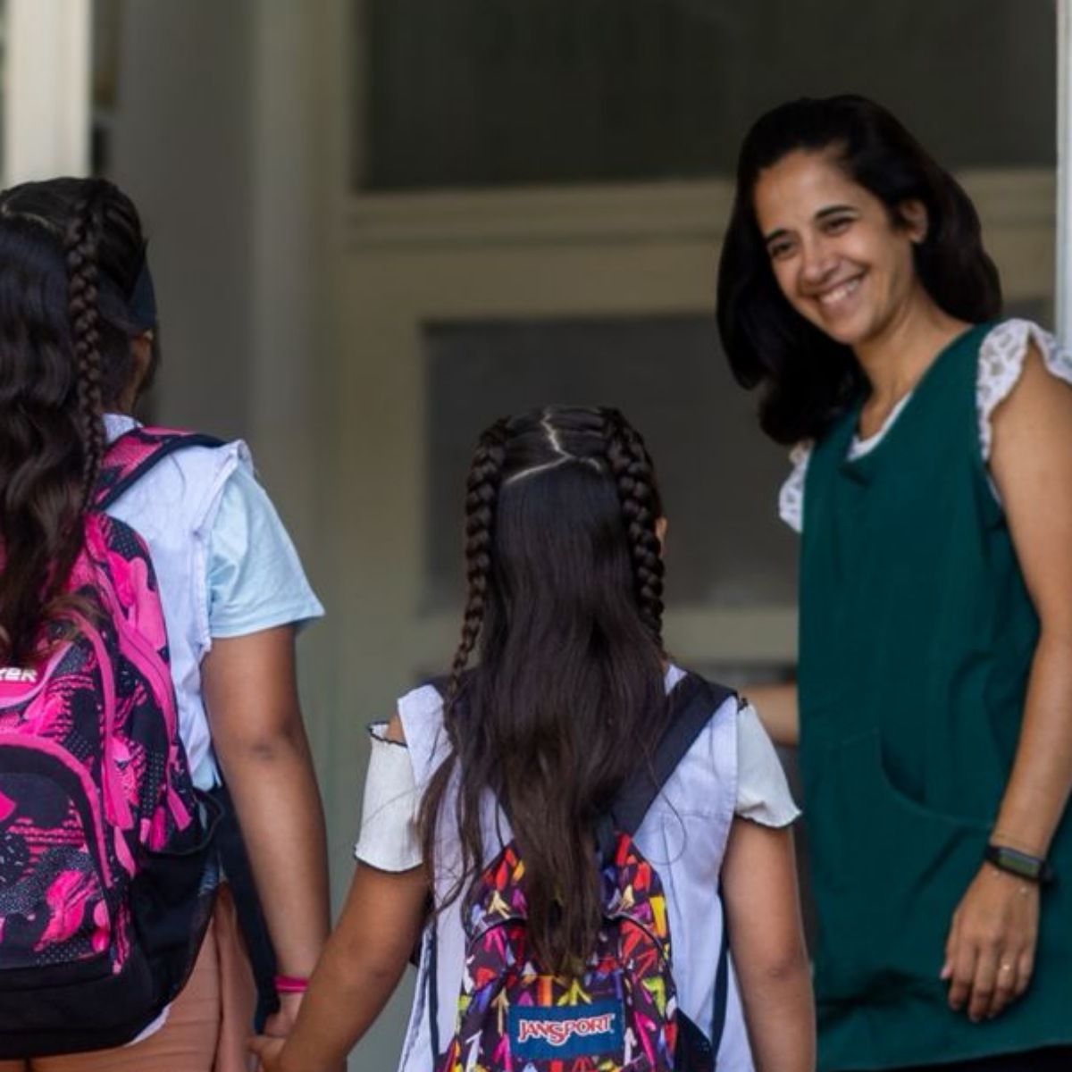 CAMPAÑA PARA QUE LOS NIÑOS DE SAN ISIDRO RETOMEN LA ESCOLARIDAD
La Municipalidad lanzó la campaña “La escuela te espera”, una iniciativa para que niños y adolescentes que interrumpieron su escolaridad retomen las clases en 2026.
Saber más en bit.ly/PortalUNO