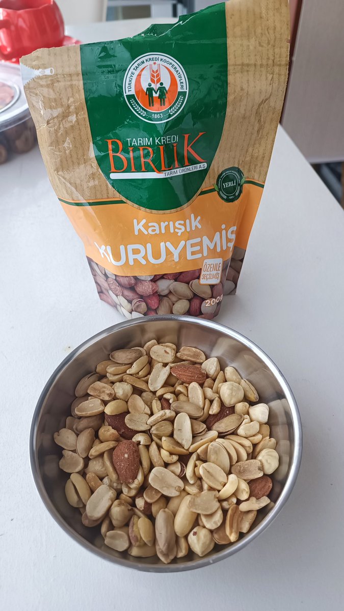 hasan34110's tweet photo. @tarimkredi özenle seçilmiş derken özellikle yer fistiklarinimi seçip koydunuz paketin %80 i fıstık. Ayrıca tuz sıfır acayip lezzetsiz. Kuruyemişlerinizi severek yerim  ama bu  paket gerçekten çok kötü. https://t.co/0Nk9kH5eJZ