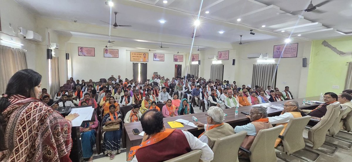 Balarao103's tweet photo. उन्नाव भाजपा कार्यालय पर मा. जिलाध्यक्ष आदरणीय अनुराग अवस्थी जी की अध्यक्षता में आयोजित पंडित दीनदयाल उपाध्याय प्रशिक्षण महाअभियान कार्यशाला में मुख्य अतिथि के रूप में उपस्थित प्रदेश मंत्री भाजपा/जिला प्रभारी बड़ी बहन आदरणीया @archnabjpup  दीदी जी का मार्गदर्शन प्राप्त हुआ। https://t.co/cYrRRyghpE