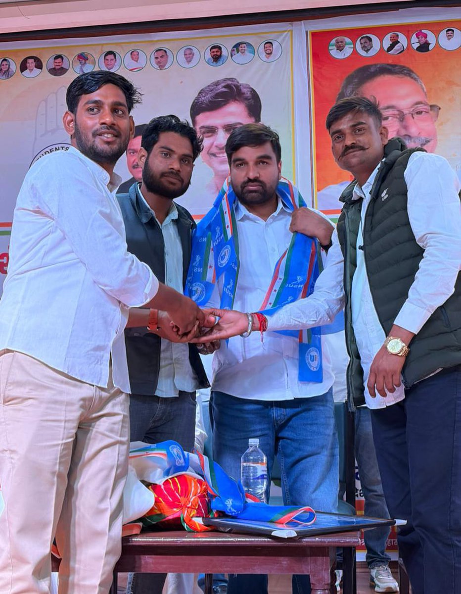 AbhimanyuP00NIA's tweet photo. आज भरतपुर में NSUI द्वारा आयोजित 'युवाओं का युद्ध–ड्रग्स के विरुद्ध' कार्यक्रम में सम्मिलित हुआ। ड्रग्स नशे के दुष्प्रभाव और इसका युवाओं के जीवन पर पड़ने वाले गंभीर असर पर युवा साथियों से संवाद किया। साथ ही, युवा पीढ़ी को नशे से दूर रहकर स्वस्थ, सकारात्मक और उन्नत जीवन जीने के लिए प्रेरित किया।

कार्यक्रम में चाकसू के पूर्व विधायक वेद प्रकाश सोलंकी जी, कांग्रेस नेतागण एवं युवा साथी मौजूद रहे। ड्रग्स नशा विरोधी इस मुहिम में सफल आयोजन के लिए भरतपुर NSUI जिलाध्यक्ष श्री हरजीत सिंह सांखला जी को आभार, साधुवाद। @SachinPilot @ManishSharmaIYC @UdayBhanuIYC @varunchoudhary2 @Rajasthan_PYC @NSUIRajasthan