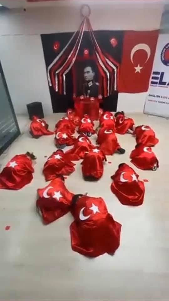 Yusuf Tekin imzasıyla, 4-6 yaş çocukların camiye götürülmesine kimden izin aldınız diye tepki veren laikuslar size soruyorum. 

Çocukları Atatürk’e secde ettirirken siz kimden izin aldınız?