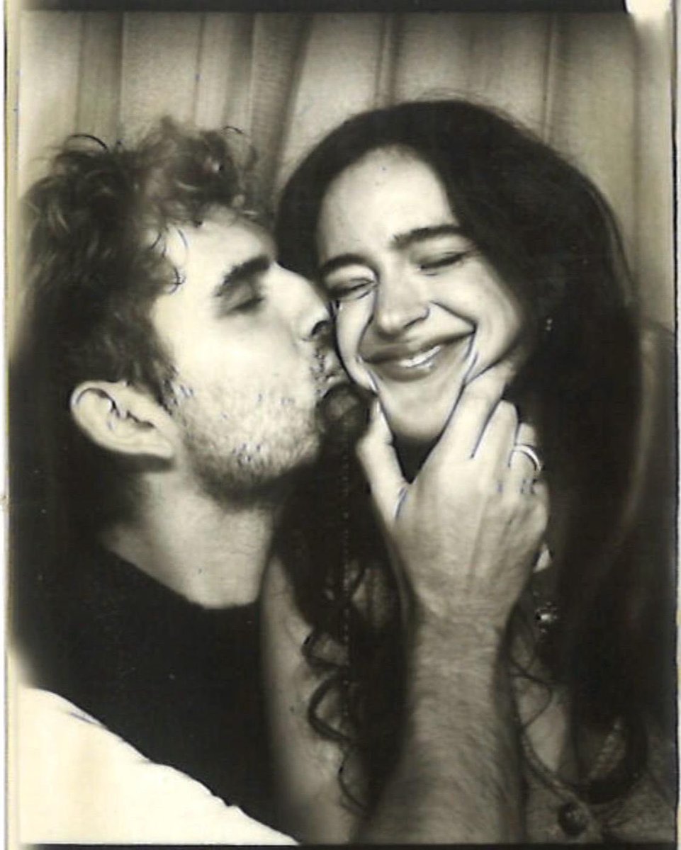 quando eles já foram melhores amigos e irmãos postiços e agora são de famílias rivais ✨ mas SEMPRE foi ELA ✨

❝ — Quantos filhos você quer ter?
— Depende.
— De quê?
— De quantos você quiser me dar. ❞

💌 TMLAV disponível na Amazon e no Kindle Unlimited dia 19/02 💌