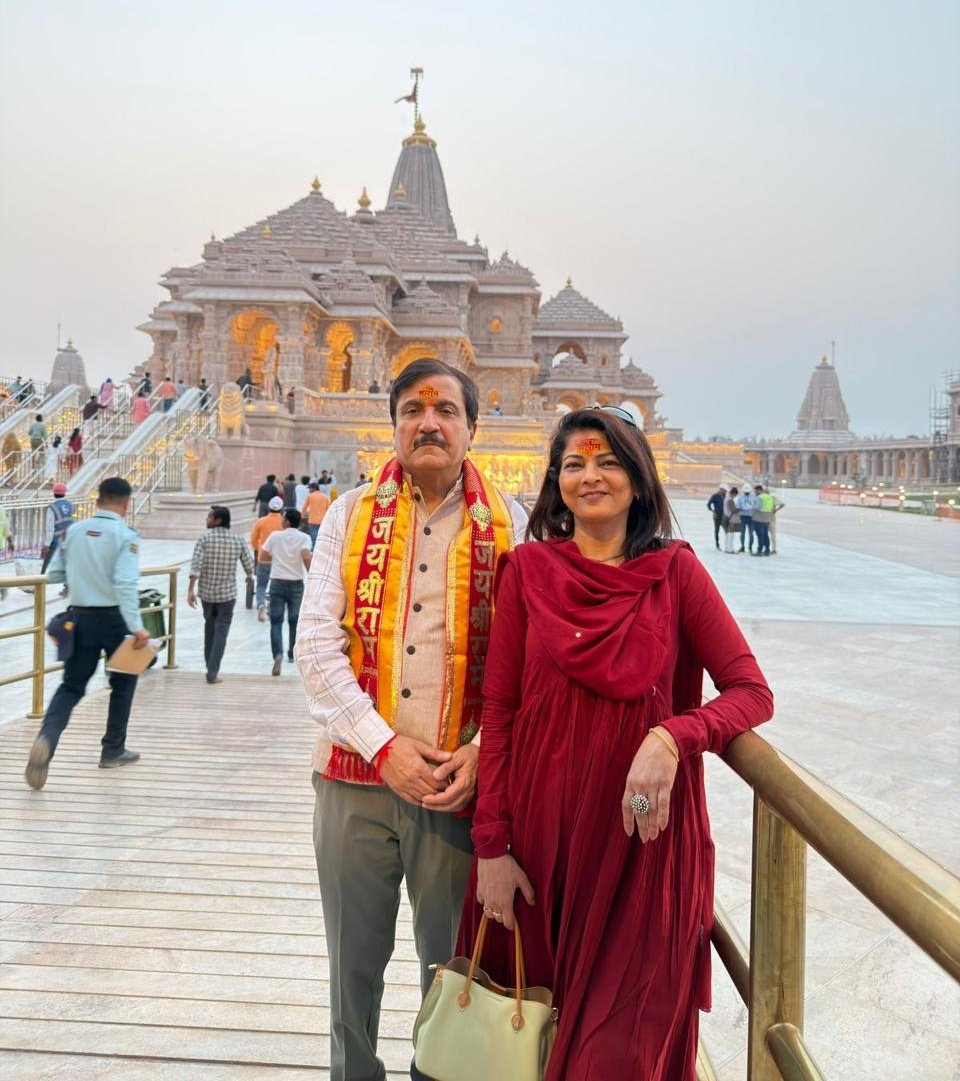 श्रीराम लला हम आयेंगे,
मंदिर भव्य बनायेंगे...
अशा घोषणा ज्या काळात देण्यात येत होत्या, तेव्हा कोट्यवधी हिंदूंनी उराशी बाळगलेले हे स्वप्न होतं. मी त्यांच्यातला एक होतो. आज पत्नी रश्मीसह अयोध्येत हे स्वप्न साकारल्याचं, याची डोळा याची देही पाहण्याचे भाग्य मला मिळालं.‌ 
आयुष्य