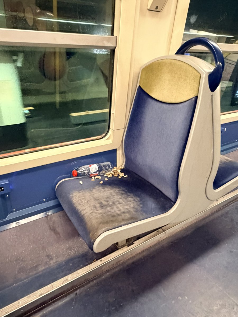 Des gros deguelasses 🤮
#incivilites dans le transports 
Terrible 
L’éducation et toujours l’éducation