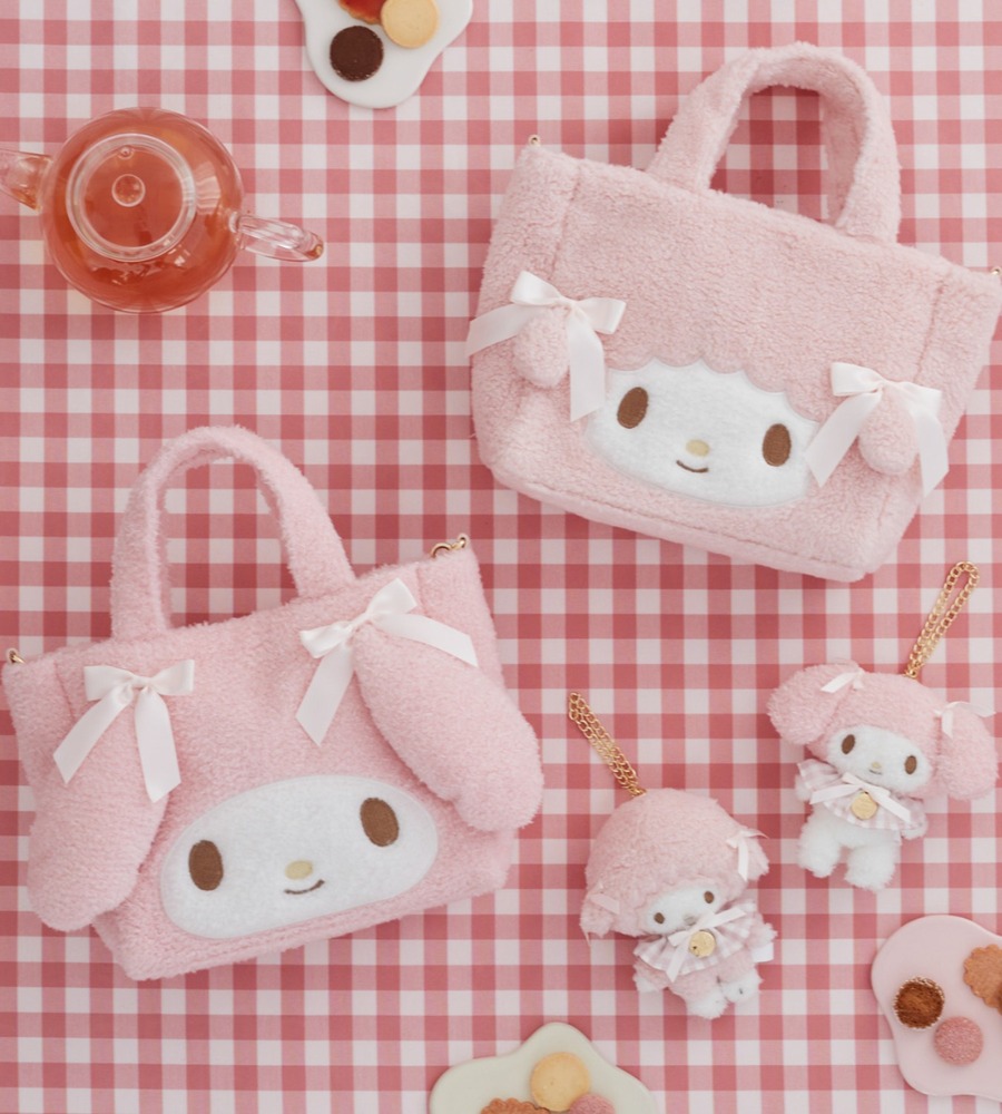 fashionpressnet's tweet image. メゾン ド フルール×サンリオ“マイメロディの顔”もこもこバッグ、リボン付きぬいぐるみチャームも - fashion-press.net/news/143450