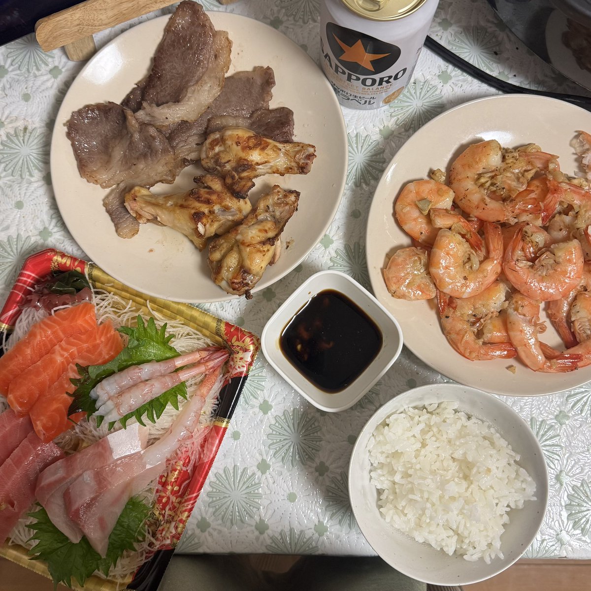 ChanHouMing's tweet photo. @B_hundred_Hyun 나는 회, 새우, 소고기 구이와 닭다리구이를 먹었요!!!! https://t.co/17yramMGDl