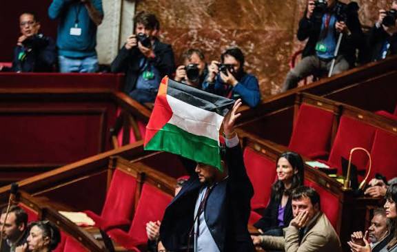 Pour un drapeau palestinien c’est non, mais par contre, une minute de silence pour un nazi c’est oui ?!

Pays de racistes dégénérés !!!