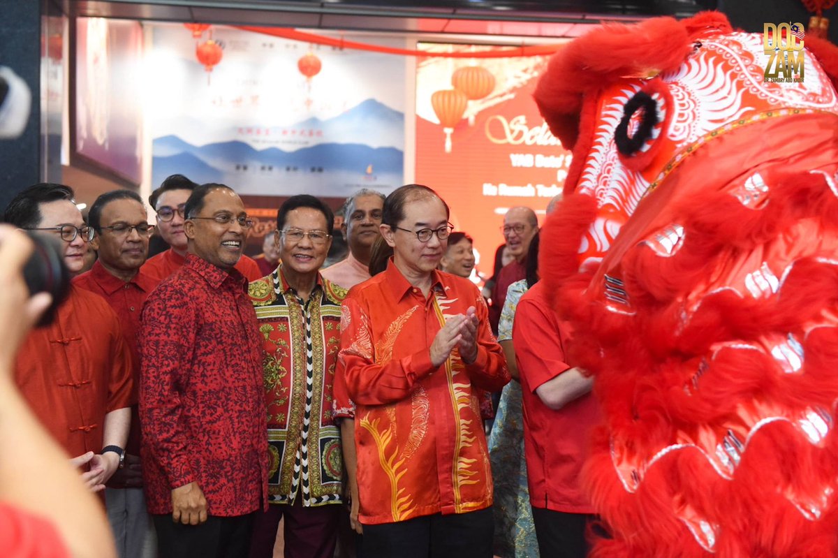 Menghadiri Majlis Rumah Terbuka Tahun Baharu Cina anjuran MCA pagi tadi. Majlis turut dimeriahkan dengan kehadiran YAB Perdana Menteri, Dato’ Seri Anwar Ibrahim serta YAB Timbalan Perdana Menteri, Dato’ Seri Dr. Ahmad Zahid Hamidi dan para kedutaan negara luar. 

Suasana cukup