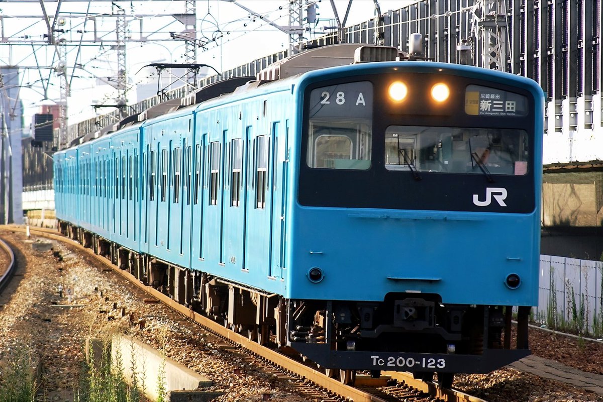 97年9月から201系の福知山線乗り入れが始まりました。ただ当時は何も知らず、ある日、大阪から帰るため神戸線ホームへ行くと何故か新三田表示の201系が🤔半信半疑で乗車し、尼崎を過ぎると本当に塚口へ😲駅横の踏切で様子を見るも、やって来る普通は201系ばかり💦その後、駅の貼紙で理由を知りました💡