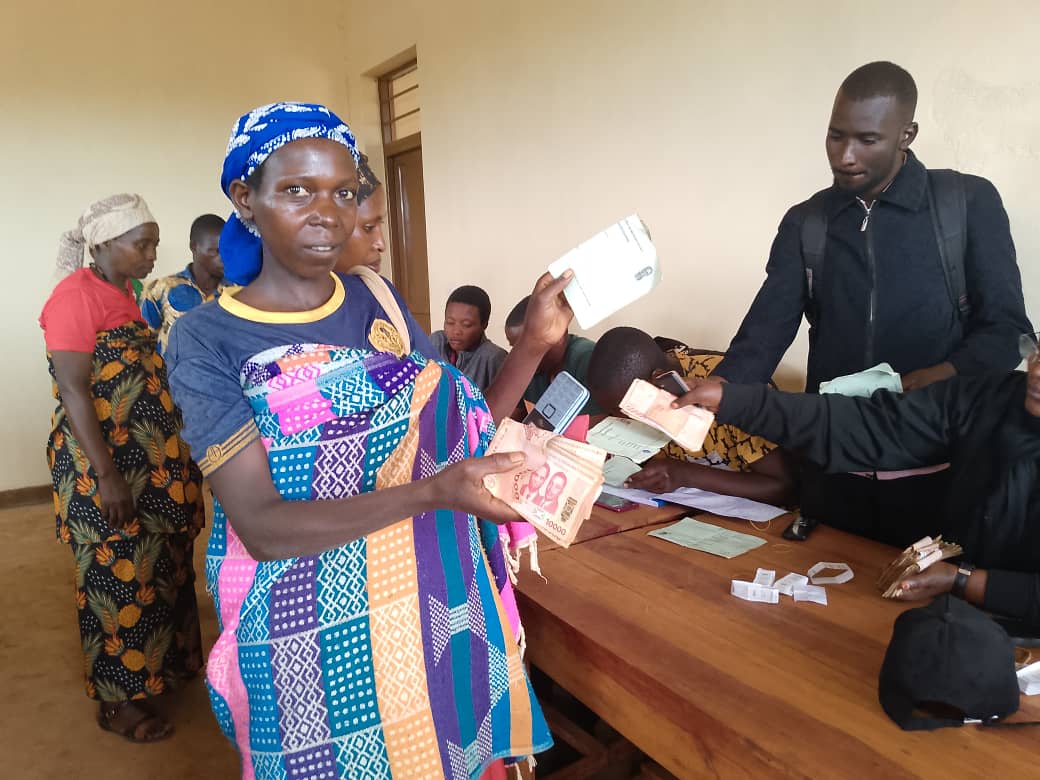 Merankabandi2's tweet image. Sixième transfert monétaire donné, ce 17 février, avec le transfert de compensation aux bénéficiaires @Merankabandi2 des zones de #Kayanza en @PButanyerera . La joie est plus  que grande pour ce montant reçu en ce temps fort de la saison culturale B.