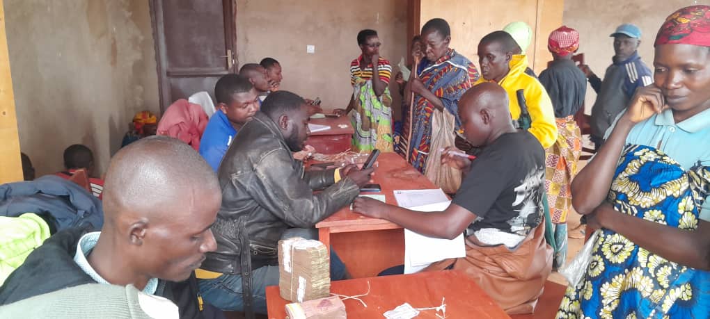 Merankabandi2's tweet image. Sixième transfert monétaire donné, ce 17 février, avec le transfert de compensation aux bénéficiaires @Merankabandi2 des zones de #Kayanza en @PButanyerera . La joie est plus  que grande pour ce montant reçu en ce temps fort de la saison culturale B.