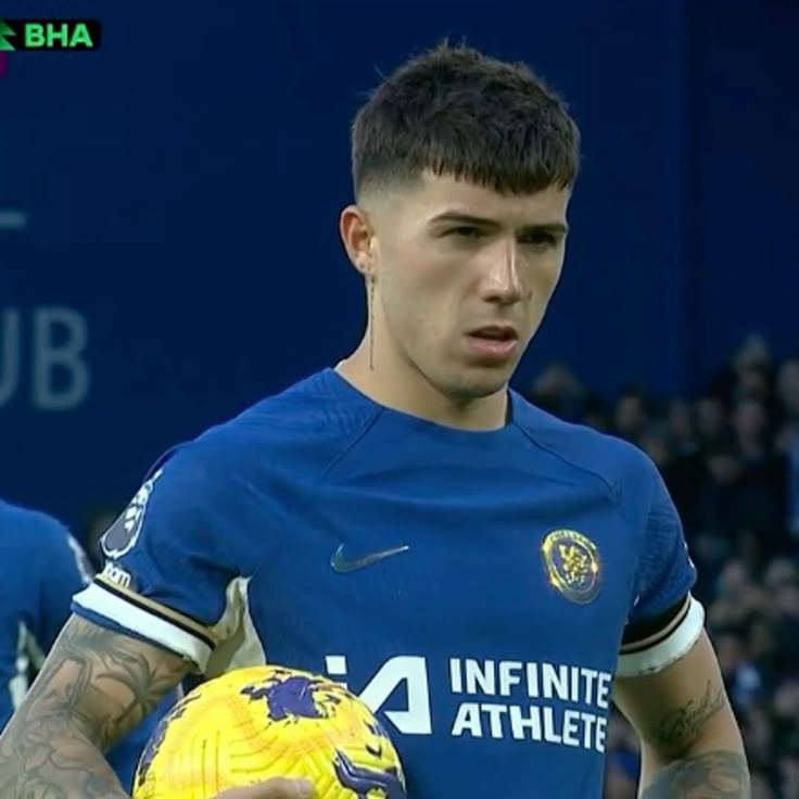 entre el flequillo y la mirada que me haga mierda contra una pared 😌