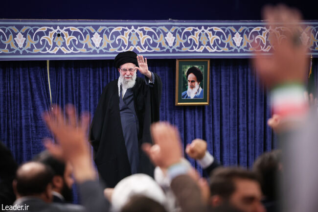 مثل همیشه پدری کرد :) 

برای "نیروهای مدافع امنیت و سلامت" 
برای "رهگذران بی‌گناه" 
برای "فریب‌خوردگان همراه فتنه" 

همه اینها فرزندان ما هستند 
ما عزادار و داغداریم... 

 ۱۴۰۴/۱۱/۲۸