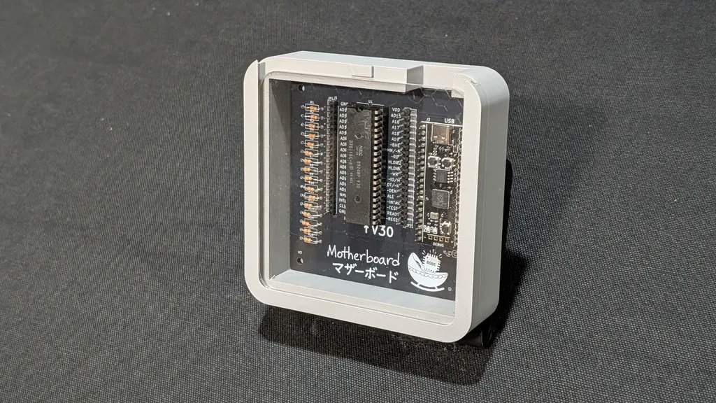 日本人エンジニアがGeminiの支援でx86マザーボードを設計し、1978年製CPUでMS-DOSの起動に成功している。

AIは回路設計の補助やアセンブラの自動生成で力を発揮した。
だがデータシートのタイミングチャートを読み誤り、バスをショートさせる致命的なバグも生んだ。