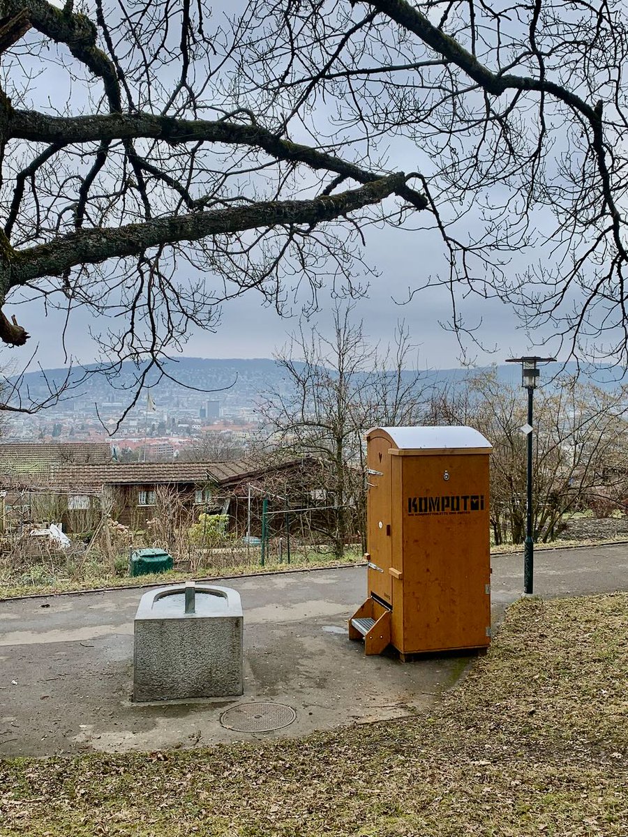 Die Stadt Zürich hat in Zusammenarbeit mit dem Quartierverein Wiedikon ein mobiles WC (<a href="/Kompotoi/">Kompotoi</a>) für die dringendsten Bedürfnisse auf dem Panoramaweg aufgestellt. Es wird dort bis im Oktober stehen. 🚾🚻🚽

👉 quartierverein-wiedikon.ch/aktuelles/669.…
