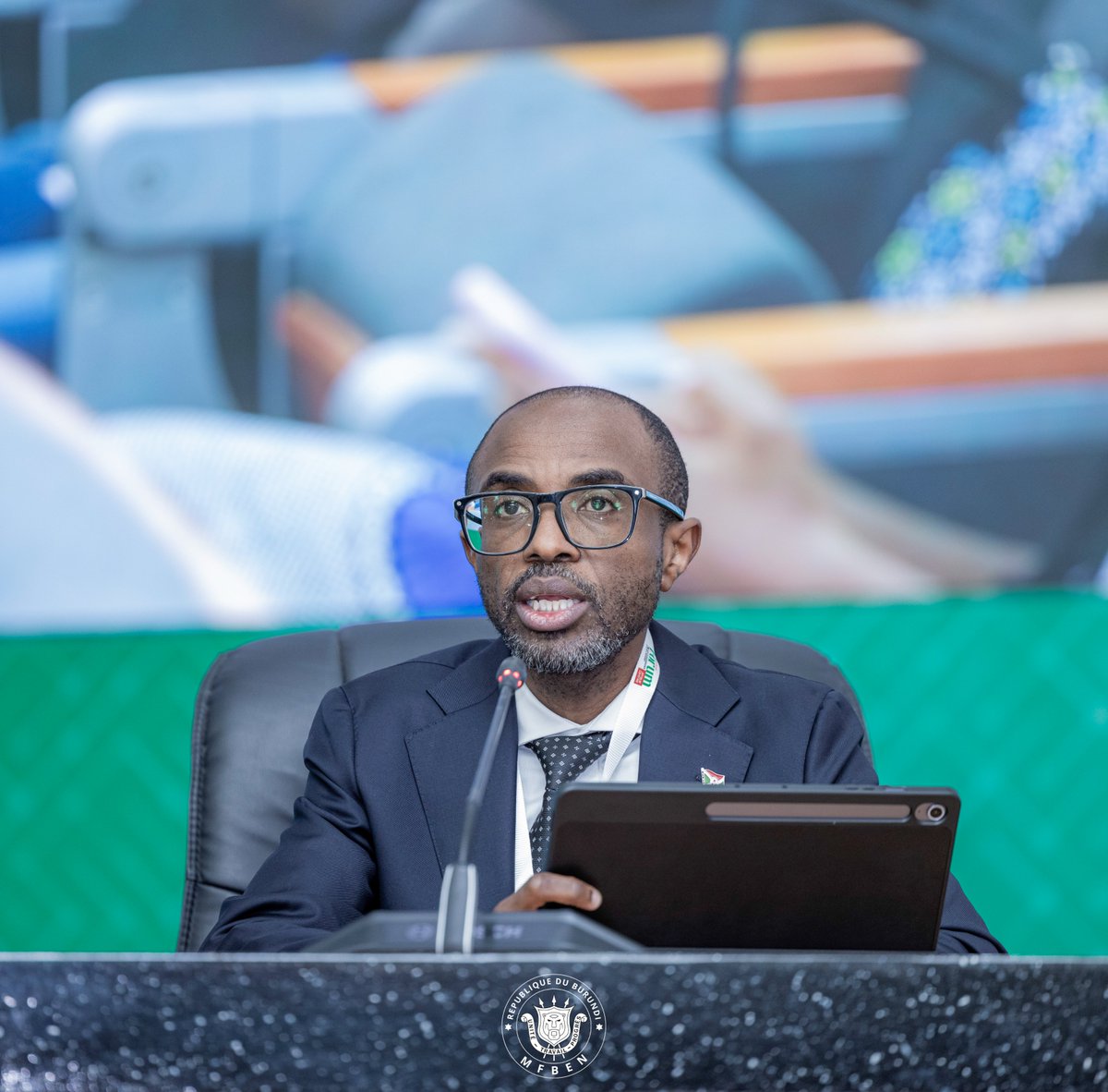 FinancesBdi's tweet photo. Dans son allocution, le Ministre des Finances, du Budget et de l’Économie Numérique, @ndikalain a rappelé que la transformation numérique du Burundi s’inscrit dans une vision structurée et durable.

Il a souligné que le numérique n’est pas un secteur isolé, mais un levier transversal de compétitivité, d’inclusion et de souveraineté, pleinement intégré à la Vision Burundi 2040–2060 et au Programme de stabilisation macroéconomique 2025–2027.

La digitalisation de l’administration fiscale, le développement des paiements électroniques et la modernisation des systèmes publics traduisent cette articulation entre rigueur budgétaire et transformation digitale.

Il a également insisté sur la nécessité pour l’Afrique centrale de formuler une position coordonnée dans le contexte du Pacte Numérique Mondial et du processus SMSI+20, afin de renforcer l’harmonisation réglementaire et la souveraineté numérique régionale.

Le FGI-AC 2025 se veut résolument opérationnel, avec pour objectif de produire des orientations concrètes au service des citoyens.

#Burundi