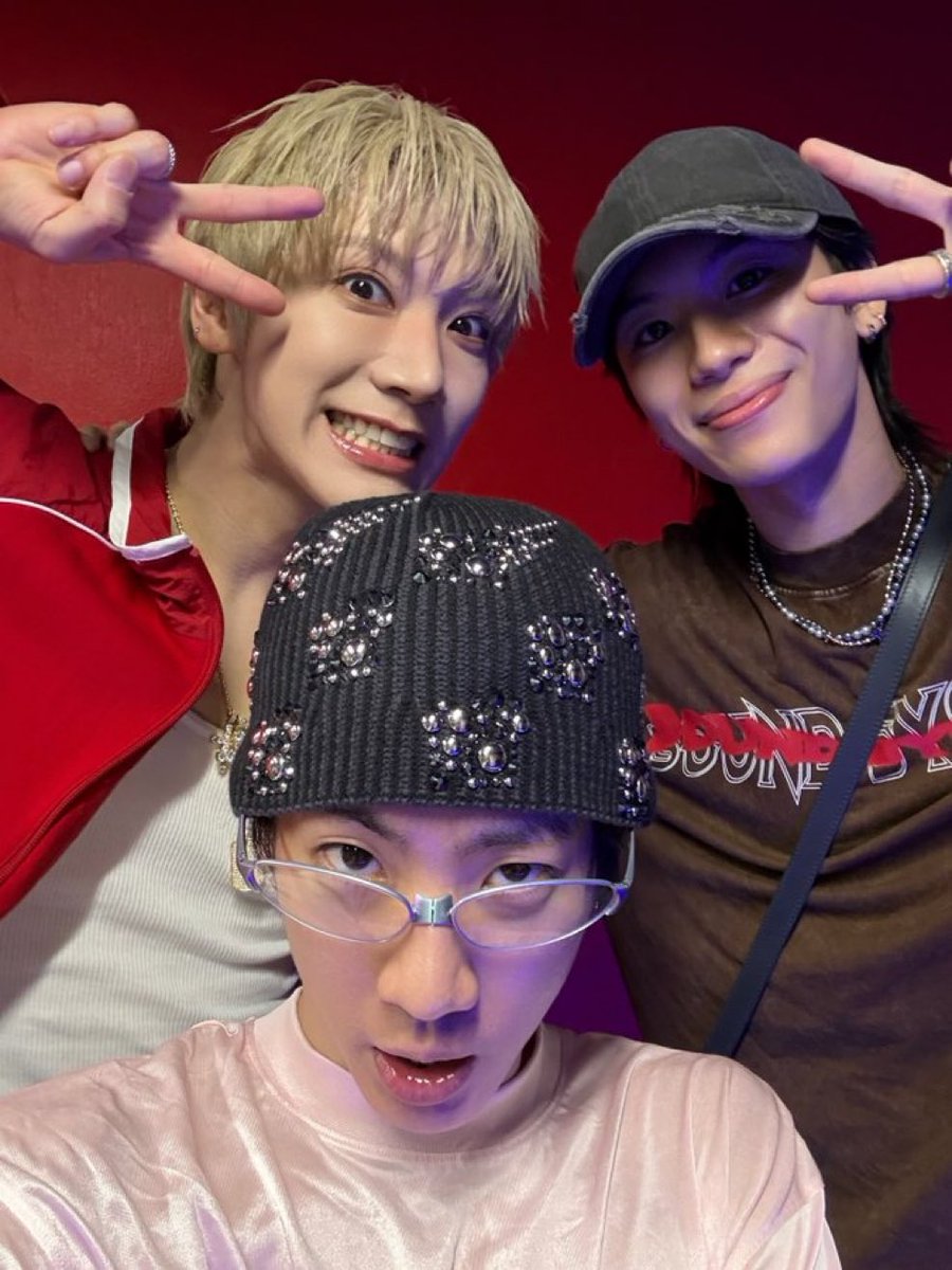 doublejxyj's tweet image. รู้ละทำไมพี่ออฟกับเตนล์ถึงดูสนิทกัน พี่ออฟเป็นตัวแทนพี่เตส่วนเตนล์เป็นแขกรับเชิญในrunning manนี่เอง