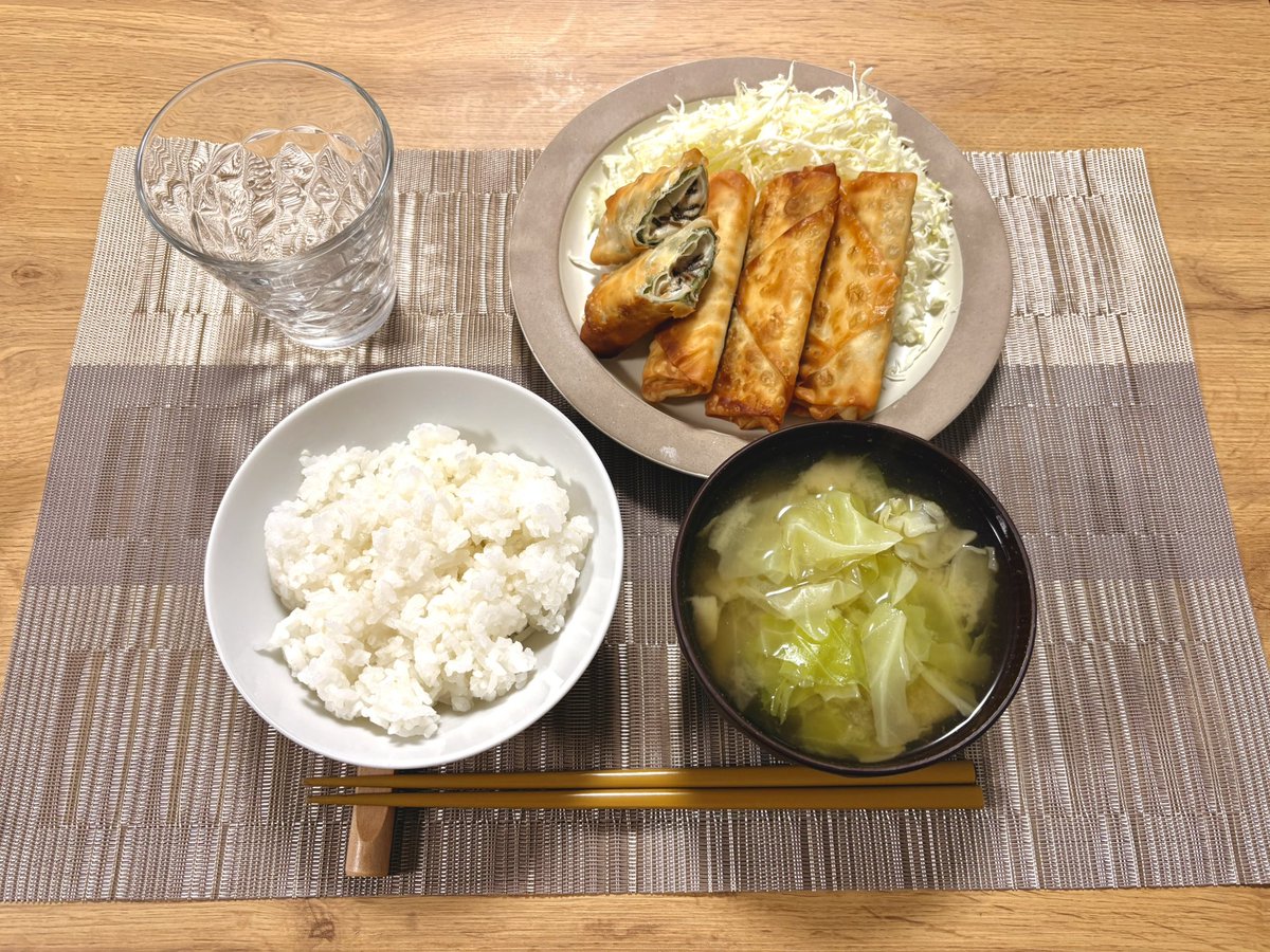 qOOcube's tweet photo. 最近のご飯です(^-^)♪
暖かくなったと思ったらまた寒くなり、、まだまだ体があたたまるようなご飯がいいなと思いました🐶
▫️豆腐と塩昆布の春巻き（長谷川あかりさんの！）
▫️本物カルボナーラ
▫️月見すき焼き丼
#おうちごはん #料理記録 #料理好きな人と繋がりたい https://t.co/RSNbrPVCSN