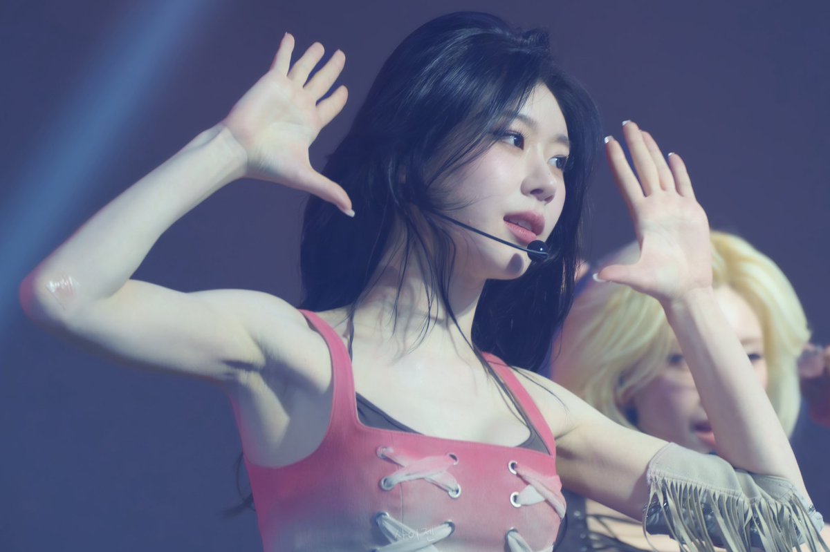 260213 채령이 

어쩌다 보니 같은 포즈넹 ㅋㅋㅋ
💟💟💟

#ITZY #있지 #CHAERYEONG  #채령