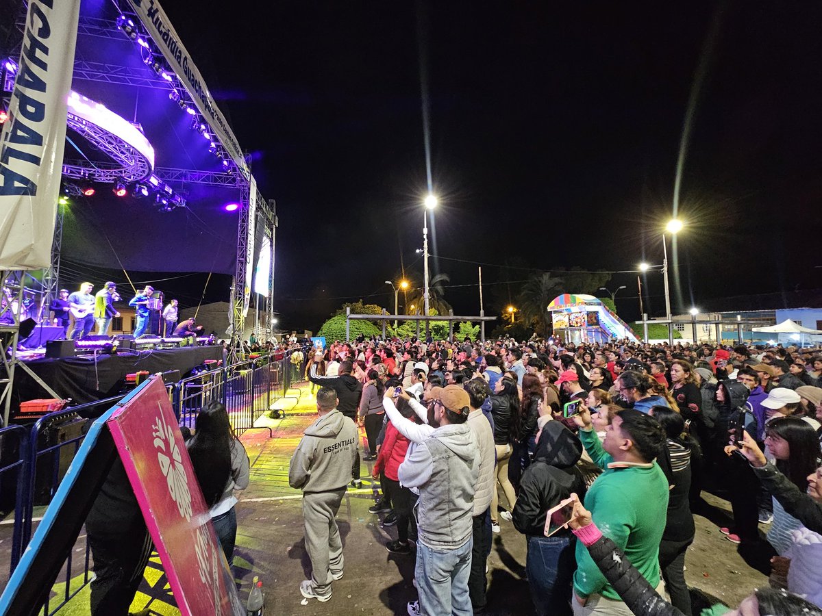 AzuayPrefectura's tweet photo. 🎉 Guachapala vibró con el show de Dubán Bayona desde Colombia. 🇨🇴
El #CarnavalBakansote2026 se vive con toda la energía en cada rincón del Azuay. 💃🕺
Descubre tu plan para este martes en 👉 https://t.co/itrUYv6ulU.
#AzuayEsElDestino
#VisitAzuay
#JotaLloretPrefecto https://t.co/RPTzs5XYvf