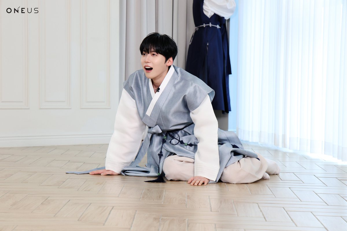 [ONEUS MAGAZINE] 
우리 달님들 행복한 설 연휴 보내세요 🙇💌

#원어스 #건희