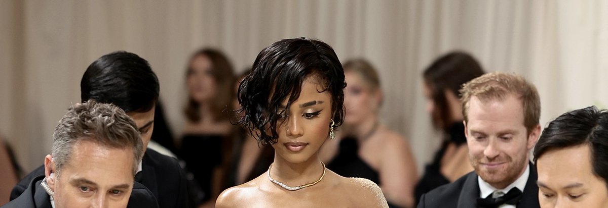 zacisontime's tweet photo. her look was called "sands of time" which was perfect for the "garden of time" theme. and this was only her met gala debut