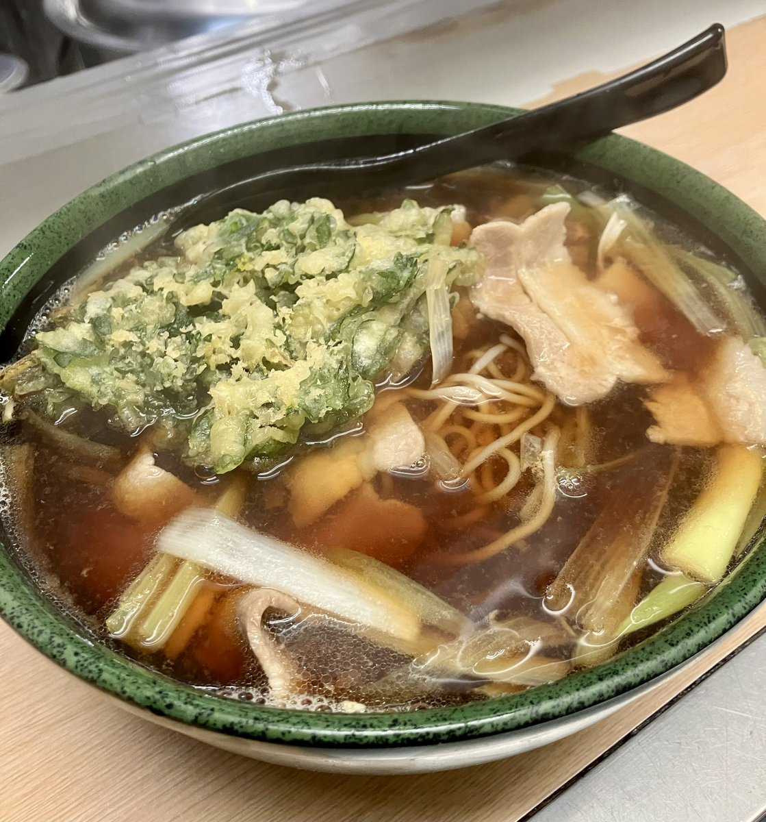 連勤終わりの夜。

こちらの肉そばはかけつゆで豚肉を煮込んでそのままスープにするという仕上がりなのでスープにお肉の出汁、お肉にスープの旨味が乗るという相乗効果。それに春菊天を追加することで攻防一体の最強そばになるのです✨

というわけで、自分よ！連勤お疲れ様でしたーっ🙏