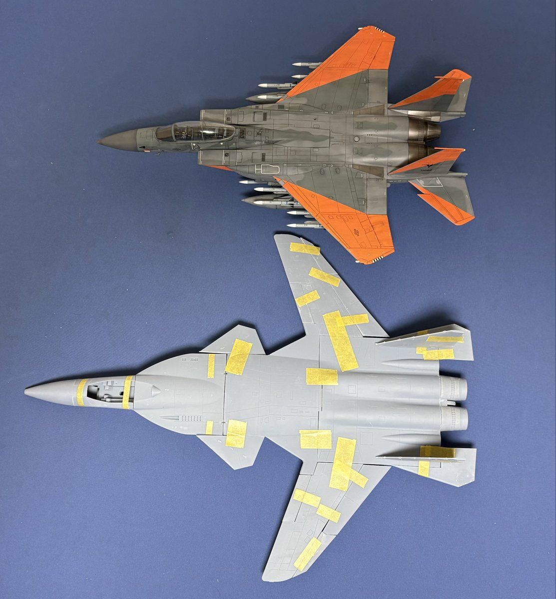 先日のワンフェスで購入したシベリア猫と抜けない釣り針様の1/48 SU-47を仮組。
本格的な作業はまだ少し先ですがエスコン3で知り、04で惚れ込んだこの機体の1/48でのキット化を20年以上待っていました。
2枚目は同スケールのF-15との比較です。