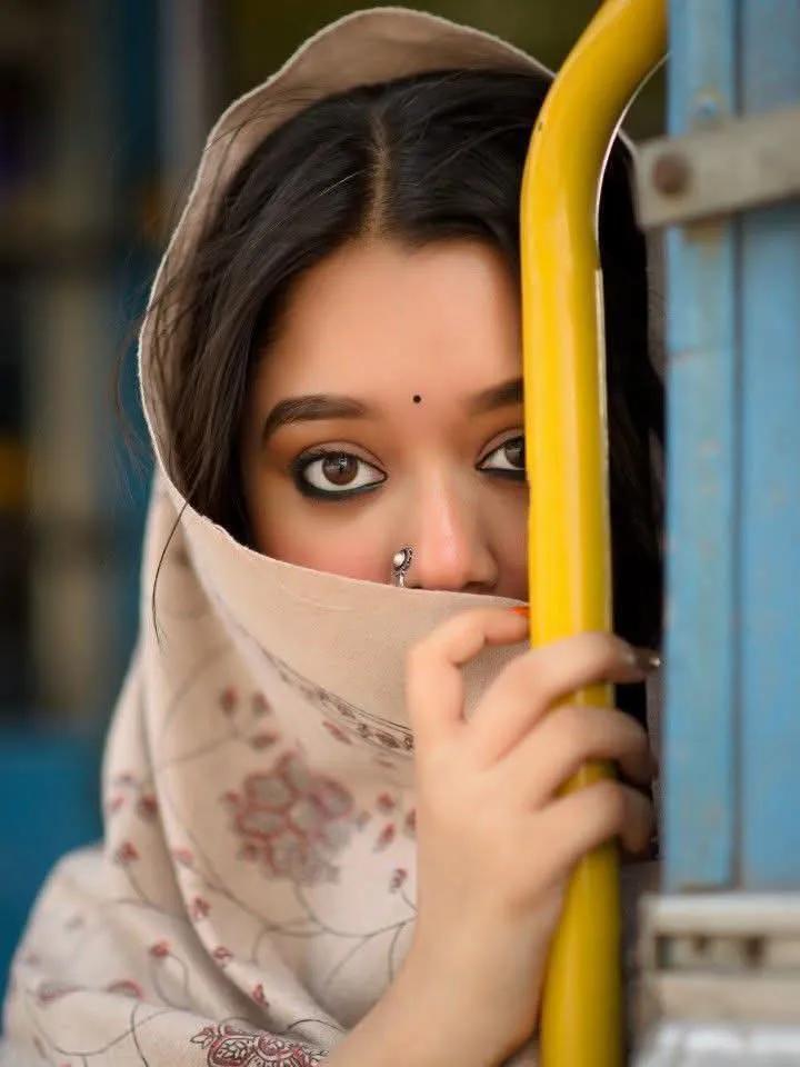 آنکھیں تھیں جو کہہ گئیں سب کچھ
لفظ  ہوتے  تو  مُکر  گئے  ہوتے