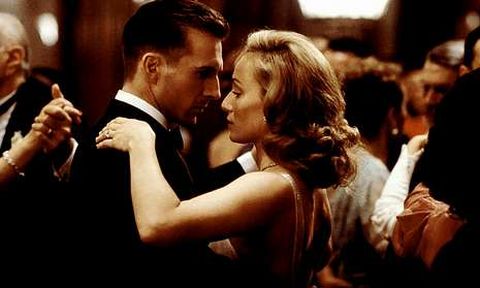 "Las traiciones durante la guerra resultan infantiles comparadas con nuestras traiciones en tiempos de paz. Los amantes, primero se muestran nerviosos y tiernos hasta que lo hacen todo añicos, porque el corazón es un órgano de fuego".
"El paciente inglés", Michael Ondaatje