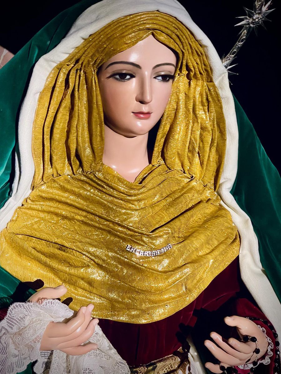 VeraCruzAznal's tweet photo. #ACTUALIDAD | Nuestra Señora de la Encarnación amanece vestida de hebrea para el Tiempo de Cuaresma. 
Lleva manto de terciopelo verde esmeralda y saya de terciopelo burdeos, con un fajín hebraico con pasamanerias de los siglos XIX y XX, regalado por la familia Asencio Jurado. https://t.co/Tzn7G8AM4B