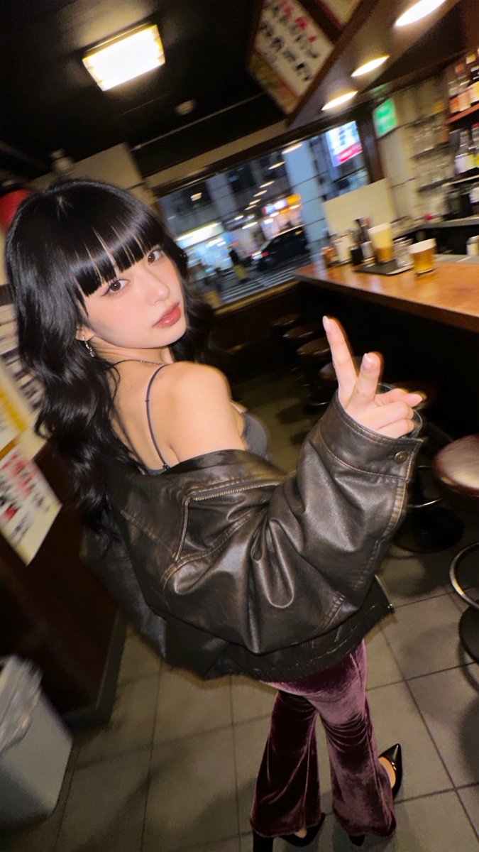 凧、にらみ顔 two fingers