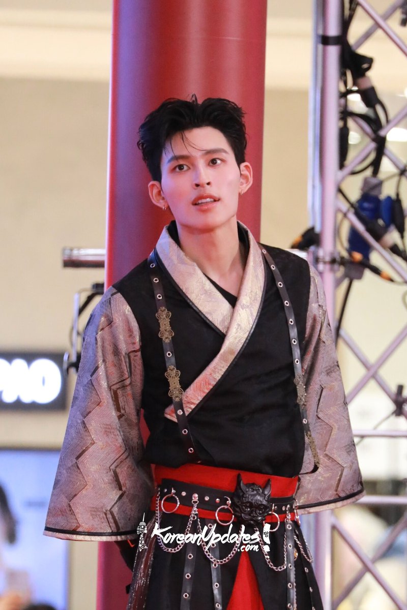 Looking so hot in the year of fire horse! 🧧🔥

POND CNY AT THE MALL BANGKAE

#PondxCNYTheMallBangkae 
#ppnaravit #ปอนด์ณราวิชญ์
#TheMallLifestoreJoyLuckLove2026 
#ChineseNewYear2026