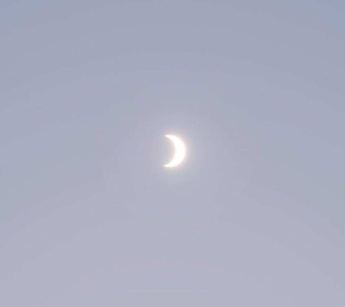 سبحان الله البعض يعتقد انه هلال 🌙 |
لكن هذا كسوف شمس حاليًا في القارة المتجمدة الجنوبية .