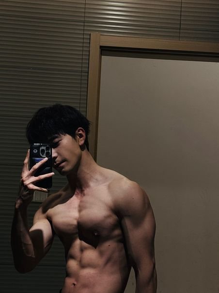 📍<a href="/OFCRIMBA/">THIS IS RIMBA</a>, Menteng 
       𝗙𝗲𝗯𝗿𝘂𝗮𝗿𝘆 𝟭𝟳𝘁𝗵 ╱  𝟬𝟴:𝟭𝟮 𝗣𝗠

Fueled up with some serious protein earlier, then squeezed in a short upper session. Pretty sure those nikudon bowls are starting to show results.