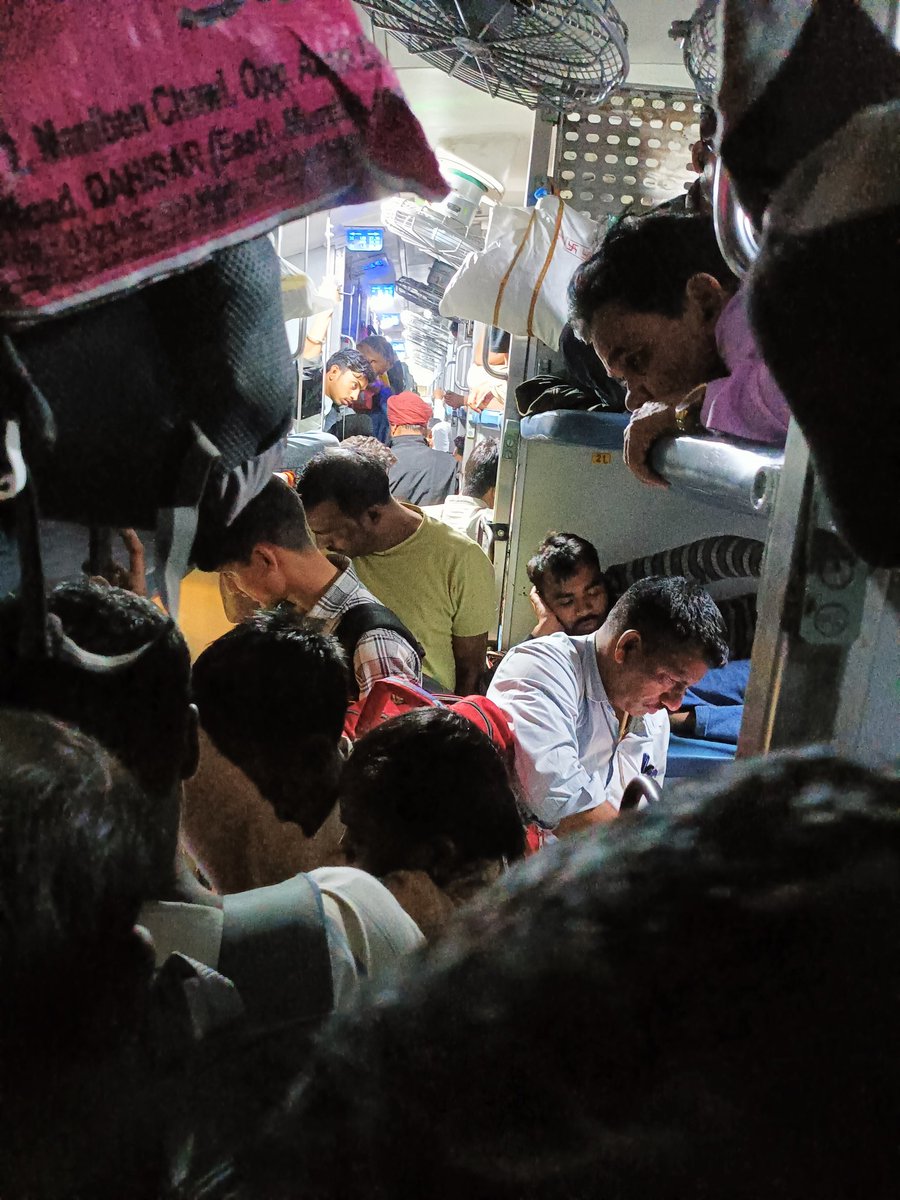 akshay_kahu's tweet photo. @srdcmjhs @RailwaySeva @RailMadad @IRCTCofficial Please do as soon as possible 🙏 https://t.co/YgQBQfmVu4