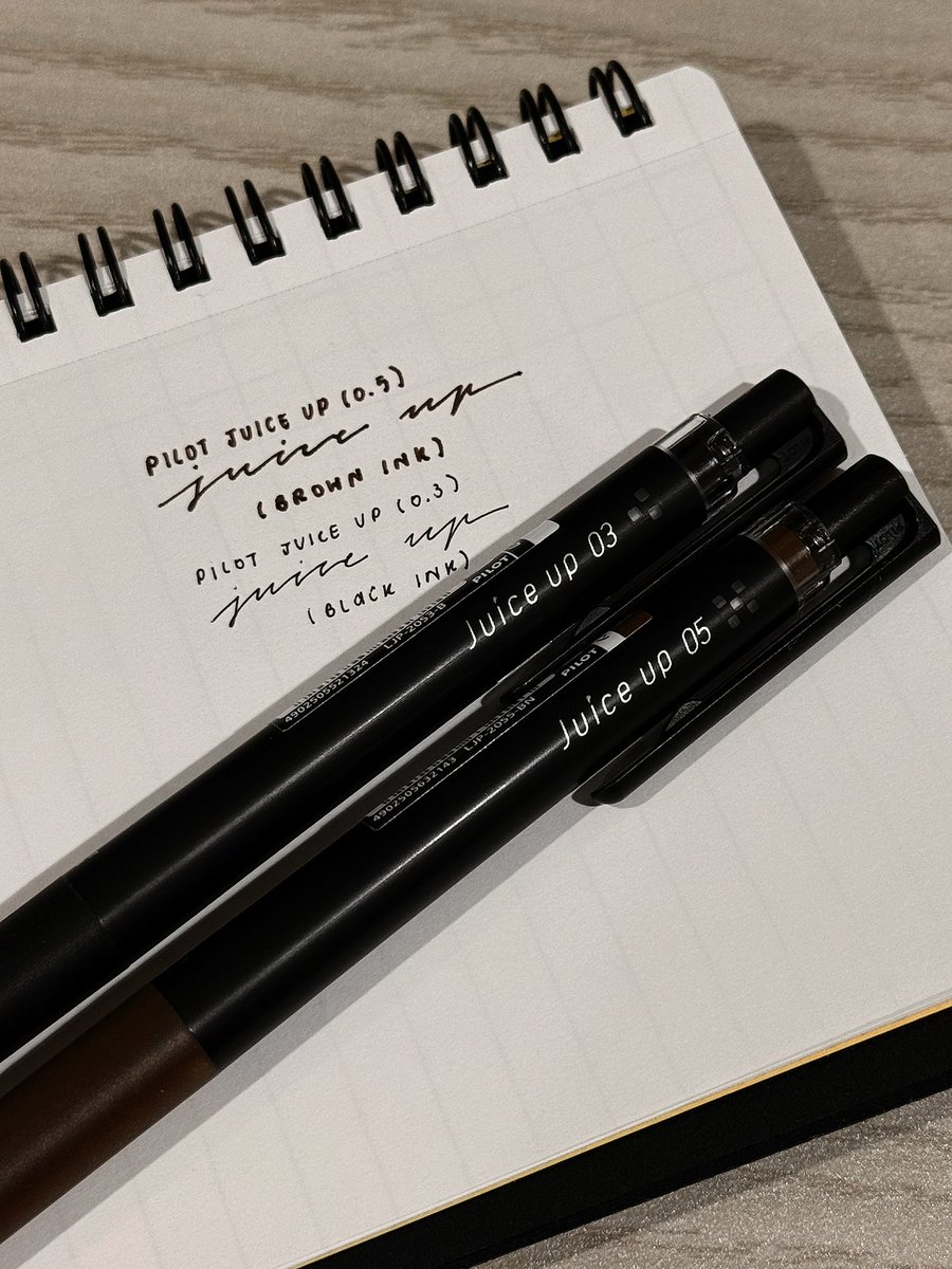 pilot juice up ฟีลการเขียนดีจริง 0.3 ได้ความ precise ส่วน 0.5 เขียนสนุก หมึกออกแบบไม่ติดขัด ด้ามจับพอดี ไม่ต้องออกแรงกดมาก เขียนนานๆ ไม่เมื่อย ราคาดี ใครให้คนอื่นยืมระวังติดมือไม่ได้คืน
