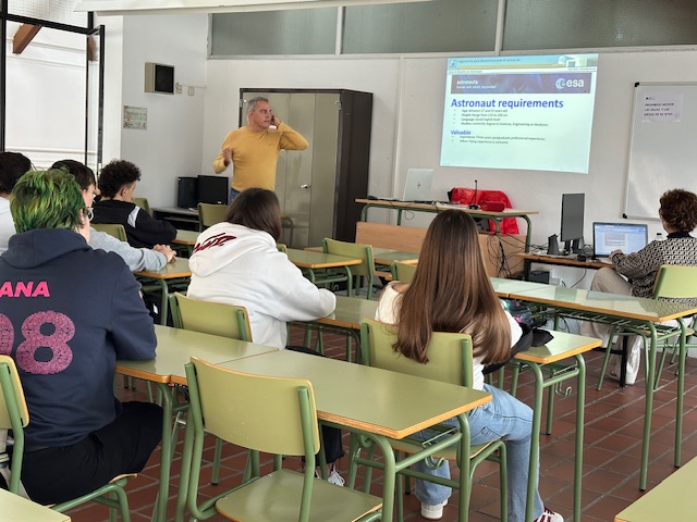 CEFCA_OAJ's tweet photo. 🧠🔧✨Ciencia + ingeniería + IA = interés ON

Axel Yanes, responsable de ingeniería del #ObservatorioAstrofísico de #Javalambre, convocó a los estudiantes de la Residencia Javalambre de #Teruel para responder:

🤖 ¿Cómo ayuda la IA a gestionar de un Observatorio?

#CienciaCEFCA https://t.co/eVnbjuOhxw