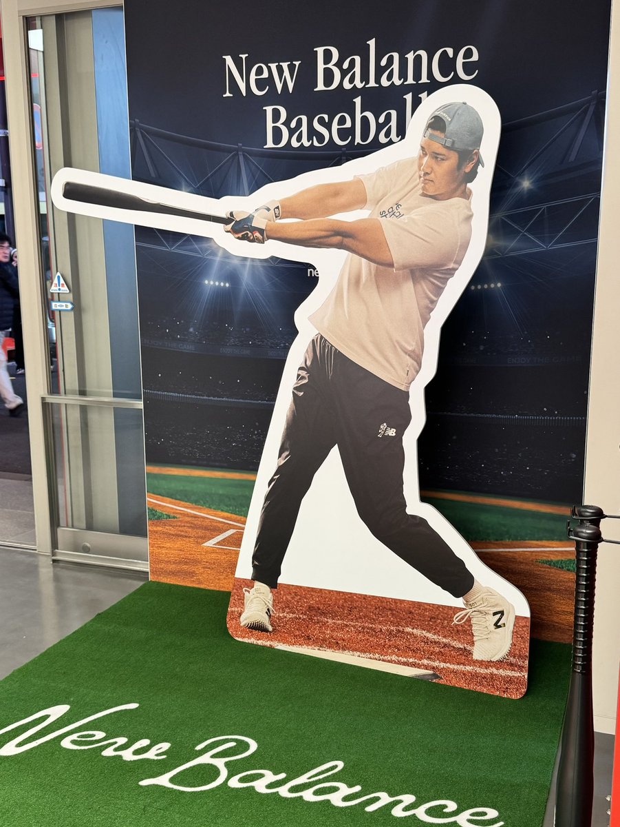 junjun__heart's tweet photo. 仕事帰りに原宿のニューバランスで大谷見てきたよ〜⚾️ https://t.co/8i0kCq5ibm