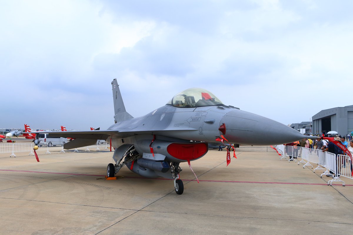 somat_ta's tweet photo. 海外エアショーで撮ったF-16
タイ、アメリカ、韓国の機体です
50th Anniversary Paintは感動した～
次はどこの国に行こうかな～
#GeneralDynamics
#LockheedMartin
#F16
#F_16
#KF16
#KF_16
#USAirForce
#ViperDemo
#ViperDemoTeam
#TheRoyalThaiAirForce
#RTAF
#RepublicOfKoreaAirForce
#ROKAF https://t.co/WdgDFxcE4N